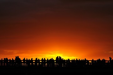 Fototapeta na wymiar 初日の出を待つ./渡月橋から新年の日の出を待つ人々です.