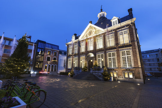 Hasselt city hall at night