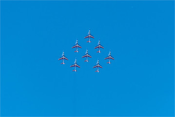 figures faites par la Patrouille de France à la fête de l'Air aux Mureaux à l'ouest de Paris