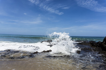Olas entre rocas en la playa