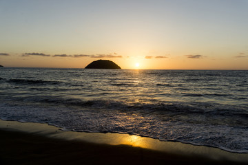 Atardecer brillante en la playa