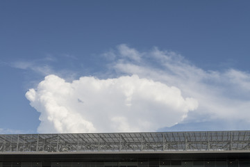 Linee, costruzione, cielo e nuvole