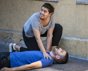ragazza soccorre ragazzo incosciente e chiama i servizi di emergenza e l'ambulanza