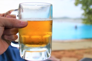 プールサイドのビールジョッキ