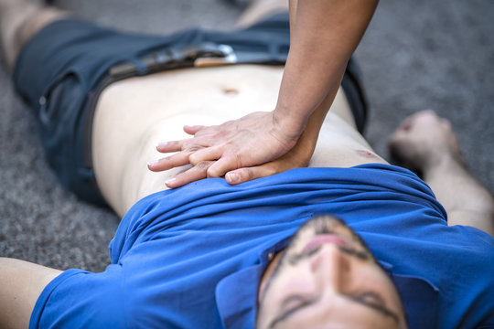 rianimazione cardiopolmonare con massaggio cardiaco su giovane svenuto a seguito di arresto cardiaco in un parco