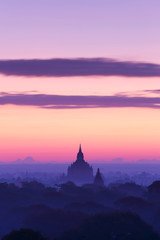 Naklejka premium Silhouette of ancient pagode temples with fog after sunrise at Bagan in Myanmar
