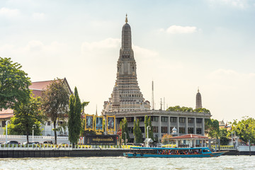 Naklejka premium Główną atrakcją turystyczną i buddyjską świątynią Wat Arun w Bangkoku