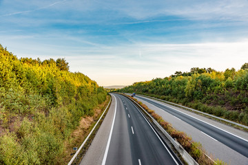Autobahn im Morgenlicht, eine Fahrspur leer