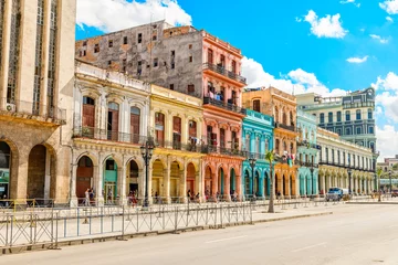 Foto auf Acrylglas Havana Alte spanische lebende bunte Häuser aus der Kolonialzeit auf der anderen Straßenseite in t