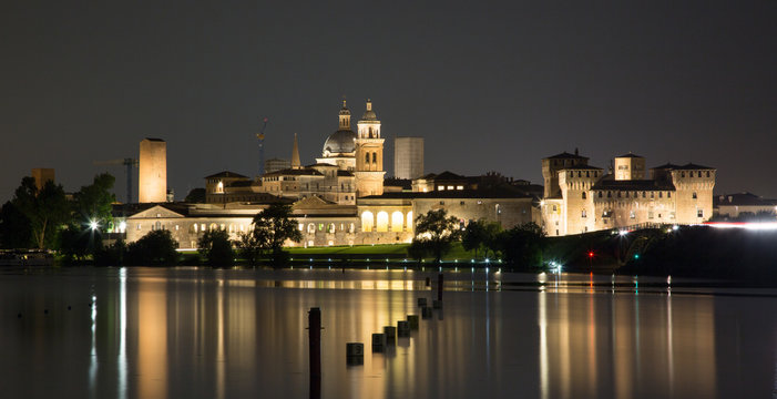 Mantova città sul fiume Mincio di notte