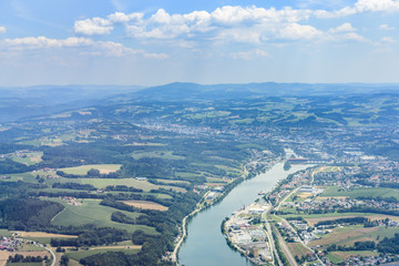 Obraz premium Blick auf das westliche Passau mit Binnenhafen und Industrie an der Donau