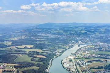 Fototapeten Blick auf das westliche Passau mit Binnenhafen und Industrie an der Donau © ARochau
