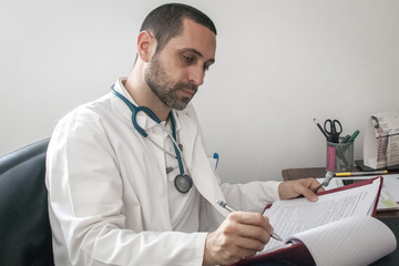 Medico nel suo studio