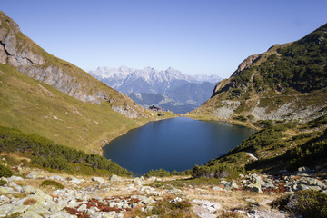Fototapeta na wymiar Gebirgssee mit Berggipfel (Leogang, Salzburg, Österreich)