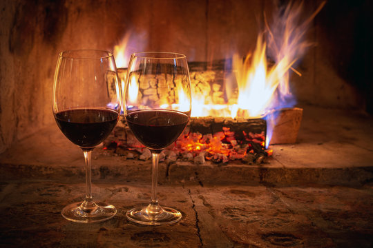 Wein trinken am Kamin, romantischer Abend zu zweit