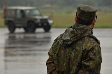 合羽を着た陸上自衛官