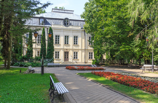 Fototapeta Malachowski Palace and Malachowski Aleja in Spa Park in Naleczow near Lublin in Poland