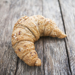 croissant sur fond de bois