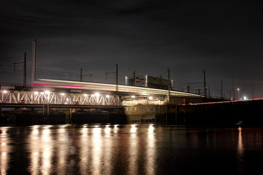 Hamburg Neustadt Zug auf Br&uuml;cke 