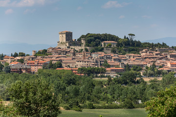 Fototapeta na wymiar The hilltop town of Sarteano in Tuscany, Italy