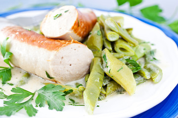 Bratwurst mit Rahmbohnen