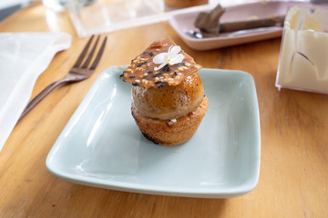 Small cake with hojicha brulee, black sesame sable breton and sesame nougatine