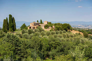 Fototapeta na wymiar Tuscan farmhouse near Montepulciano, Italy