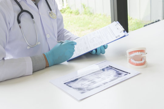 After the examination, the young man's teeth are healthy and he makes an appointment for the next tooth.