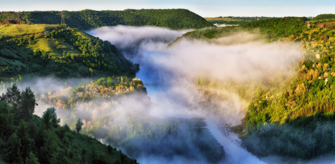 Fototapeta na wymiar picturesque dawn by the river canyon