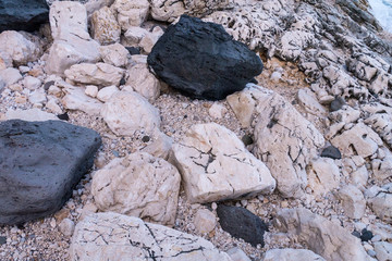 Helle und schwarze Steine am Strand auf Sardinien - Spiaggia di Ziu Martine