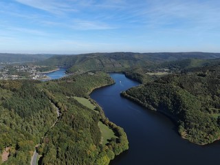 Mäander (Flussschlinge) mit Waldhügeln aus Luftansicht