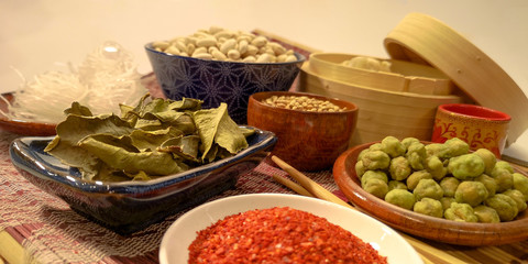 Traditionelle asiatische Kochzutaten in Schüsseln