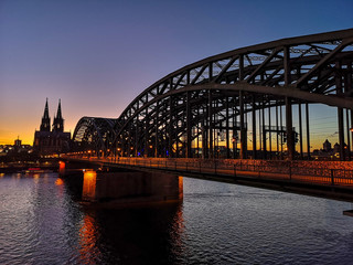 Köln Stadtansicht Deztzer Brücke mit Kölner Dom und dem Rhein bei Abendstimmung  mit warmen farben bei wolkenlosem Himmel