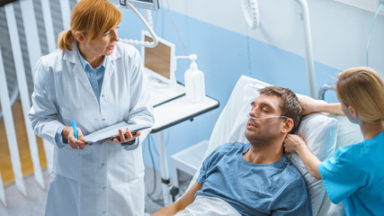 Obraz premium In the Hospital Professional Female Doctor Asks Questions to the Patient and Writes Answers in the Medical Chart. Clean and Modern Medical Ward.