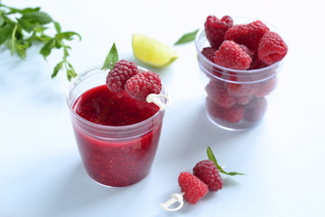 Raspberry smoothies with lime and mint