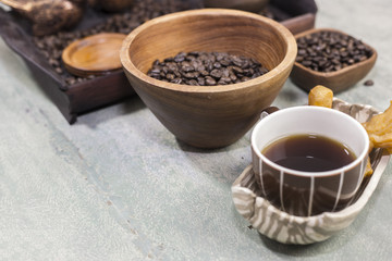 Fototapeta na wymiar Coffee beans in a wooden Bowl on the wooden floor.
