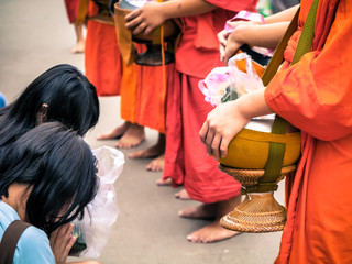 Obraz premium people give some food for monk in Thailand with dramatic tone
