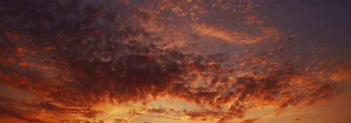 dramatischer himmel beim sonnenaufgang