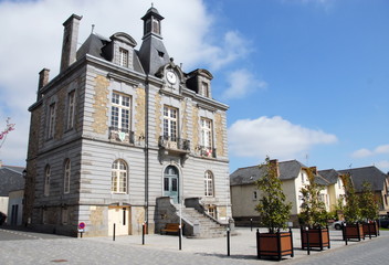 Ville de Combourg, l'Hôtel de ville, balconnières fleuries, département d'Ille-et-Vilaine, Bretagne, France