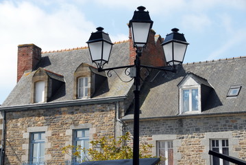 Fototapeta na wymiar Ville de Combourg, maison bretonne et lampadaire en premier plan, , département d'Ille-et-Vilaine, Bretagne, France