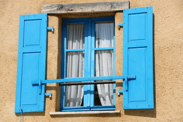 Ville de Combourg, façade de maison, fenêtre et volets bleus ouverts, département d'Ille-et-Vilaine, Bretagne, France