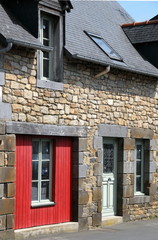 Naklejka premium Ville de Combourg, maison bretonne en granit et mur rouge, département d'Ille-et-Vilaine, Bretagne, France