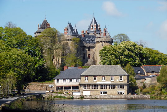 Ville de Combourg, Ch&acirc;teau de Combourg class&eacute; Monument Historique depuis 1966, et le lac Tranquille, d&eacute;partement d'Ille-et-Vilaine, Bretagne, France