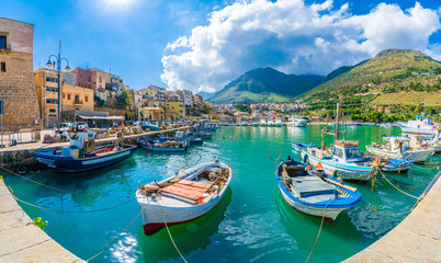 Sizilianische Hafen von Castellammare del Golfo, erstaunliches Küstendorf der Insel Sizilien, Provinz Trapani, Italien
