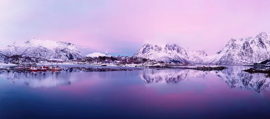 Zelfklevend Fotobehang Landschap met prachtig wintermeer en besneeuwde bergen bij zonsondergang op de Lofoten-eilanden in Noord-Noorwegen. Panoramisch zicht © Roxana