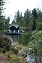 Fototapeta na wymiar lago panorama natura acqua parco alberi verde foresta casa 