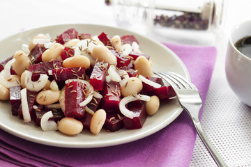 Beetroot salad with white kidney beans, pickles and onion