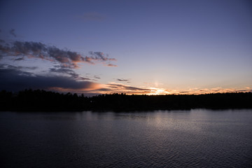 Fototapeta premium Sonnenuntergang in den Schären bei Stockholm