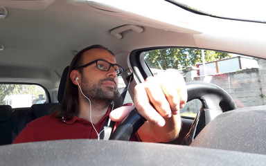 Uomo alla guida dell'auto - turismo o lavoro