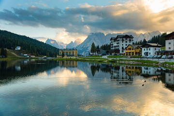 Fototapeta premium Zachód słońca letni widok na Park Narodowy Jeziora Misurina Tre Cime di Lavaredo Dolomites